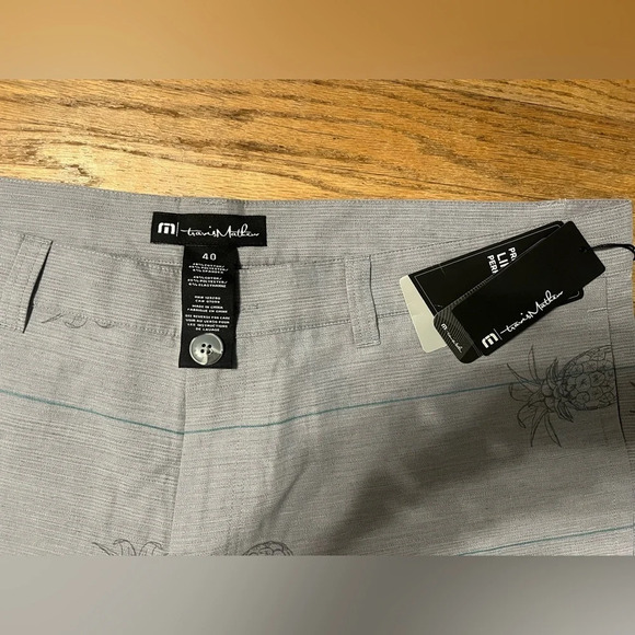 Travis Mathew Cohen Shorts with pineapples - Picture 2 of 4